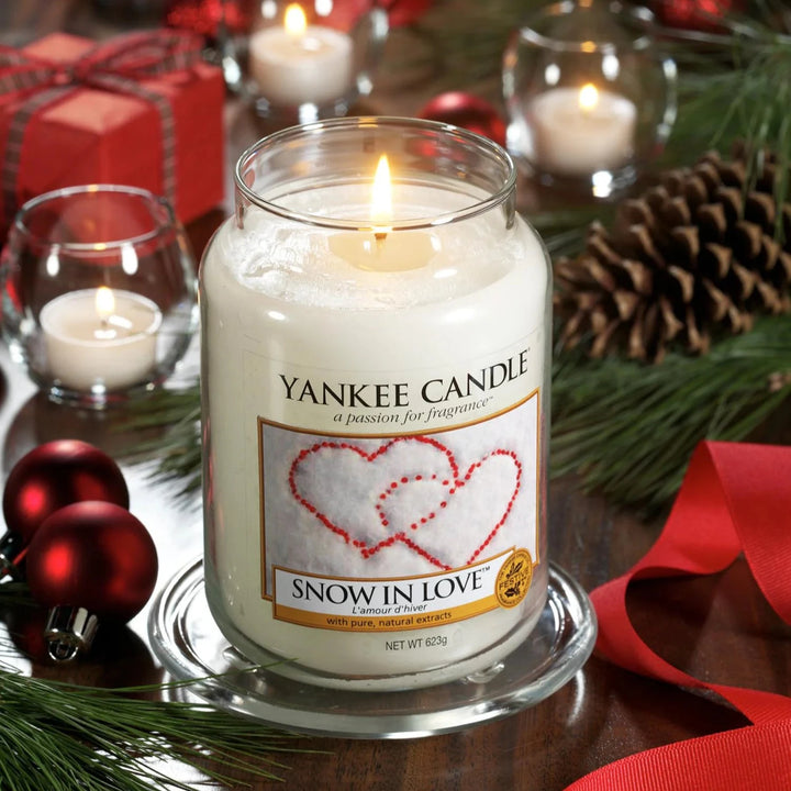 Yankee Candle Snow in Love Duftkerze - mittel (411g)